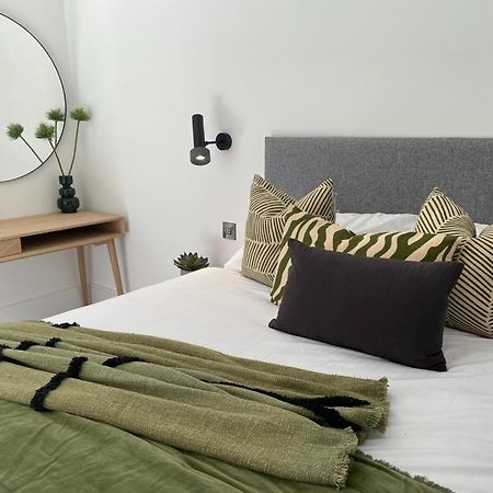 Brand New 3-Bedroom Home In ロンドン エクステリア 写真